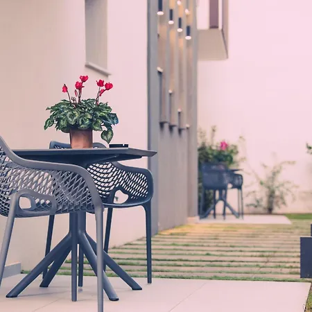 Nestia Urban Aparthotel 4*